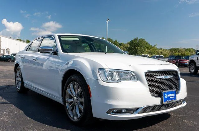 Used 2018 White Chrysler Limited image 4