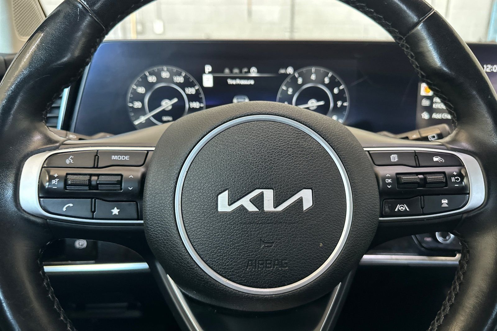 Used 2025 White Kia SX-Prestige image 26