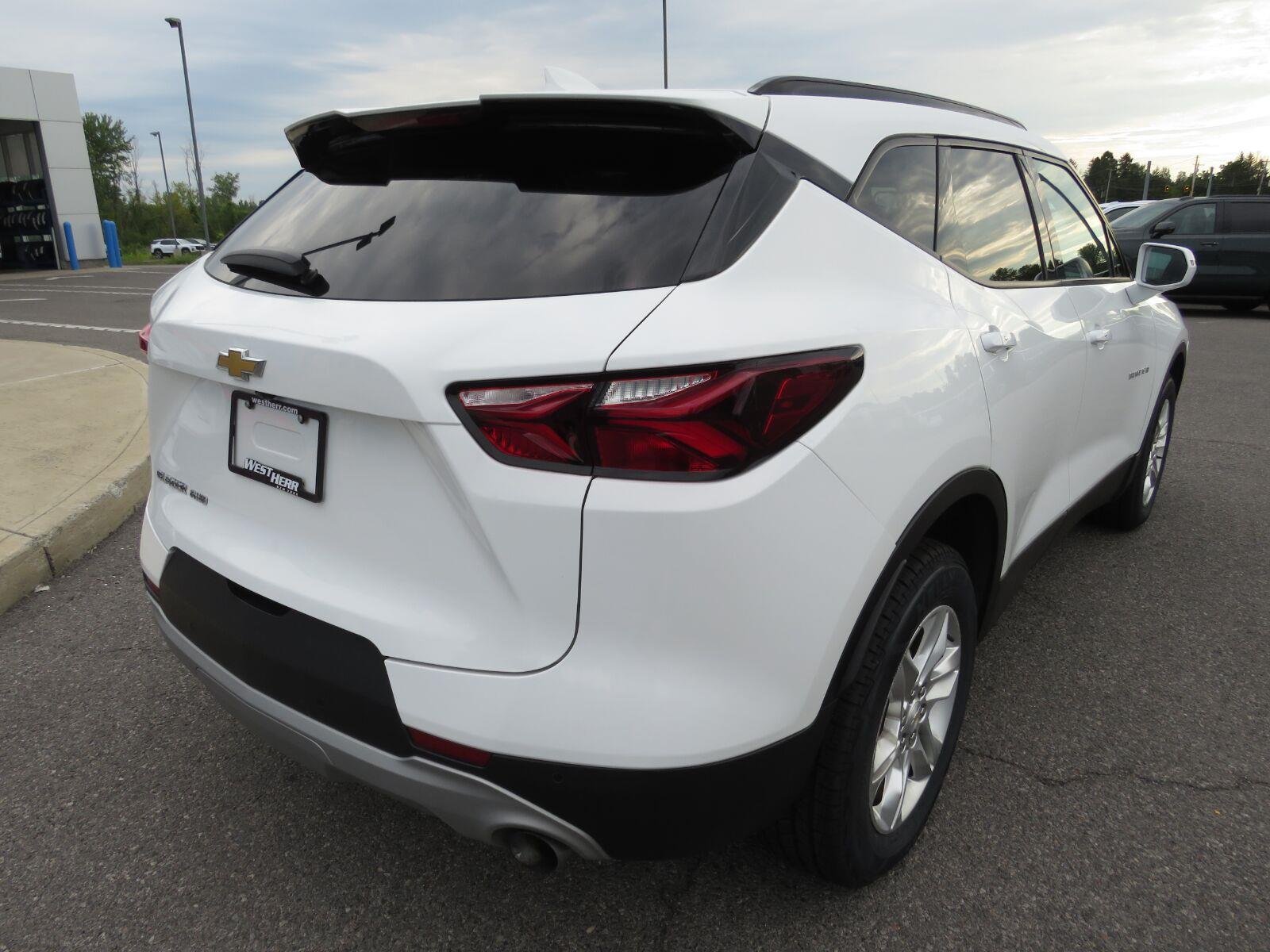 Used 2019 Summit White Chevrolet  image 6