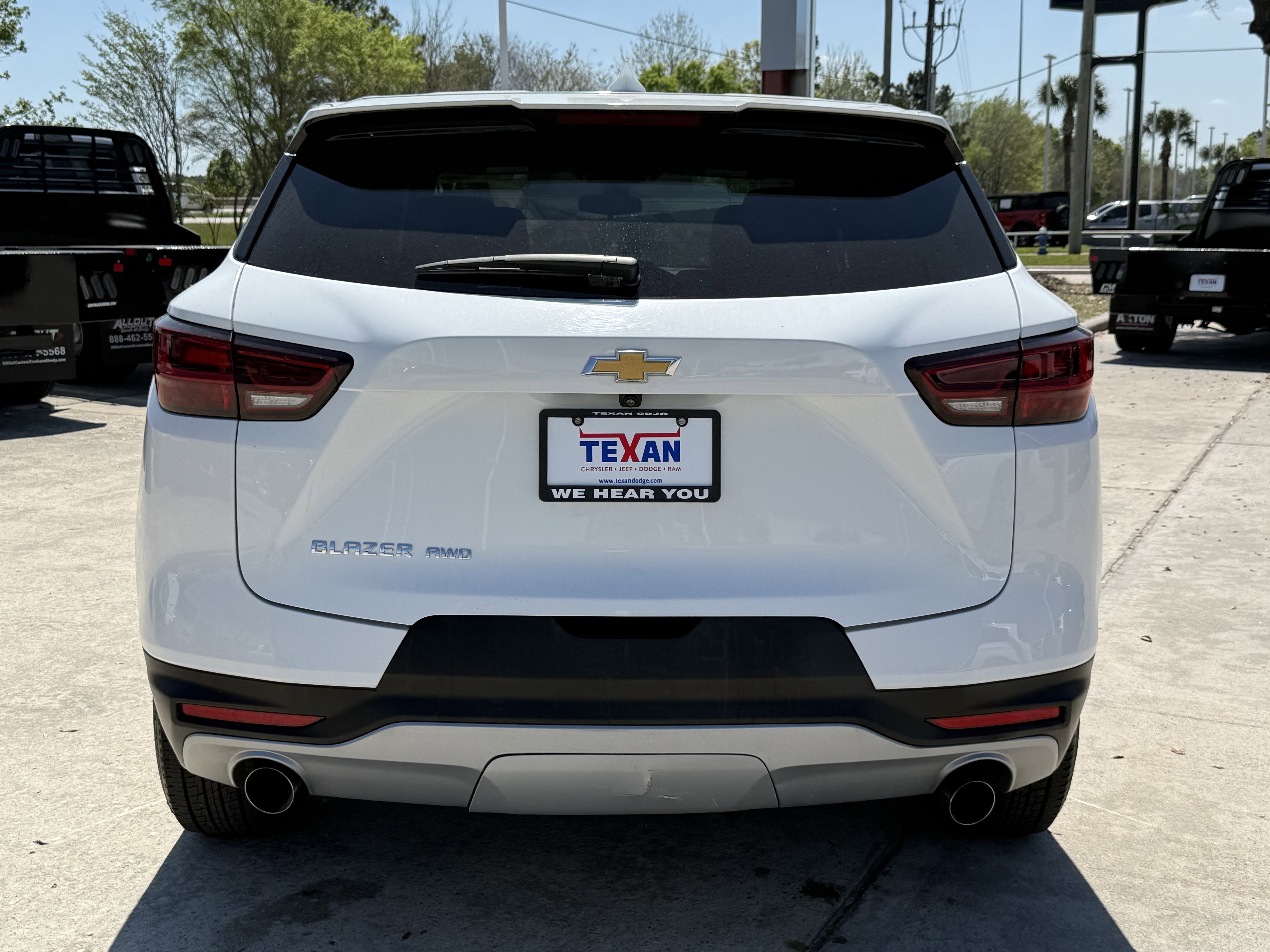 Used 2025 Summit White Chevrolet LT image 5