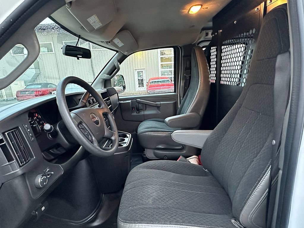 Used 2025 Summit White GMC Work Van image 22