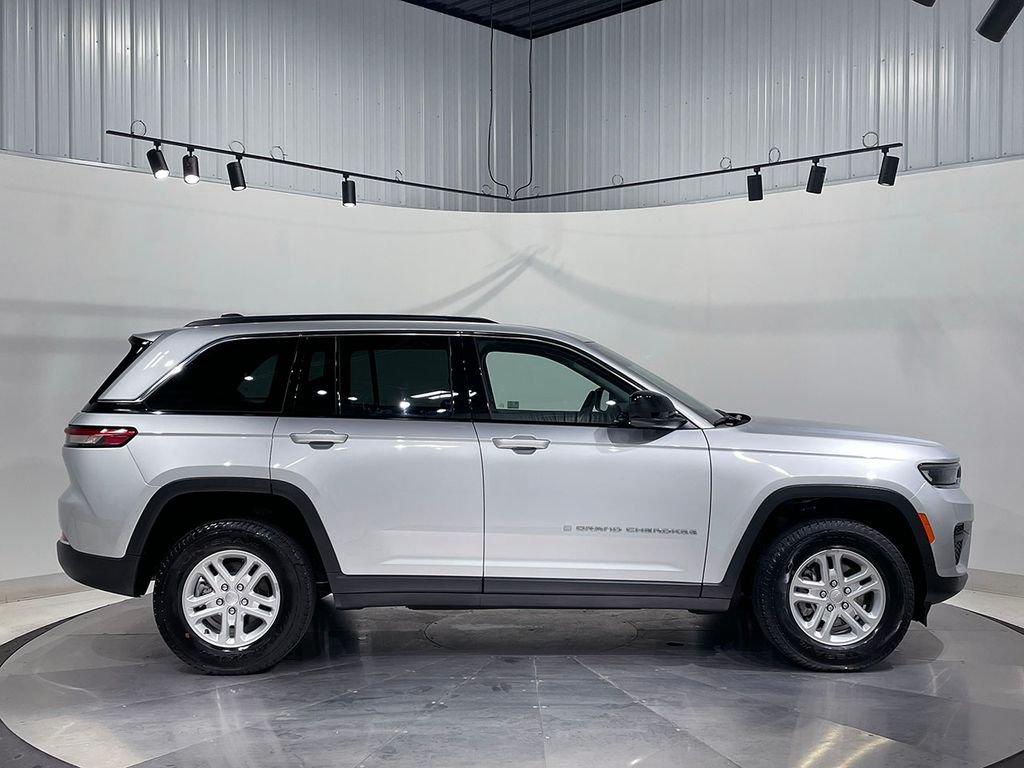 Used 2023 Silver Jeep Laredo image 10