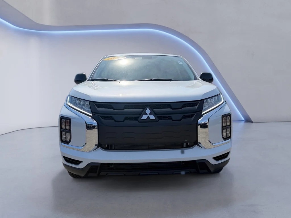 New 2026 White Diamond Mitsubishi LE image 8