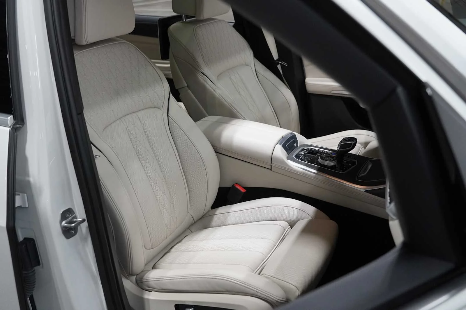 Certified Used 2022 Mineral White Metallic BMW ALPINA XB7 image 11