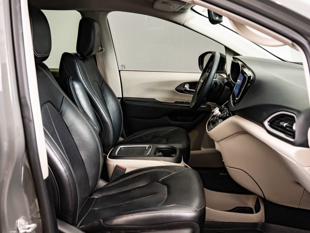 Used 2022 Ceramic Gray Clearcoat Chrysler Touring L image 24
