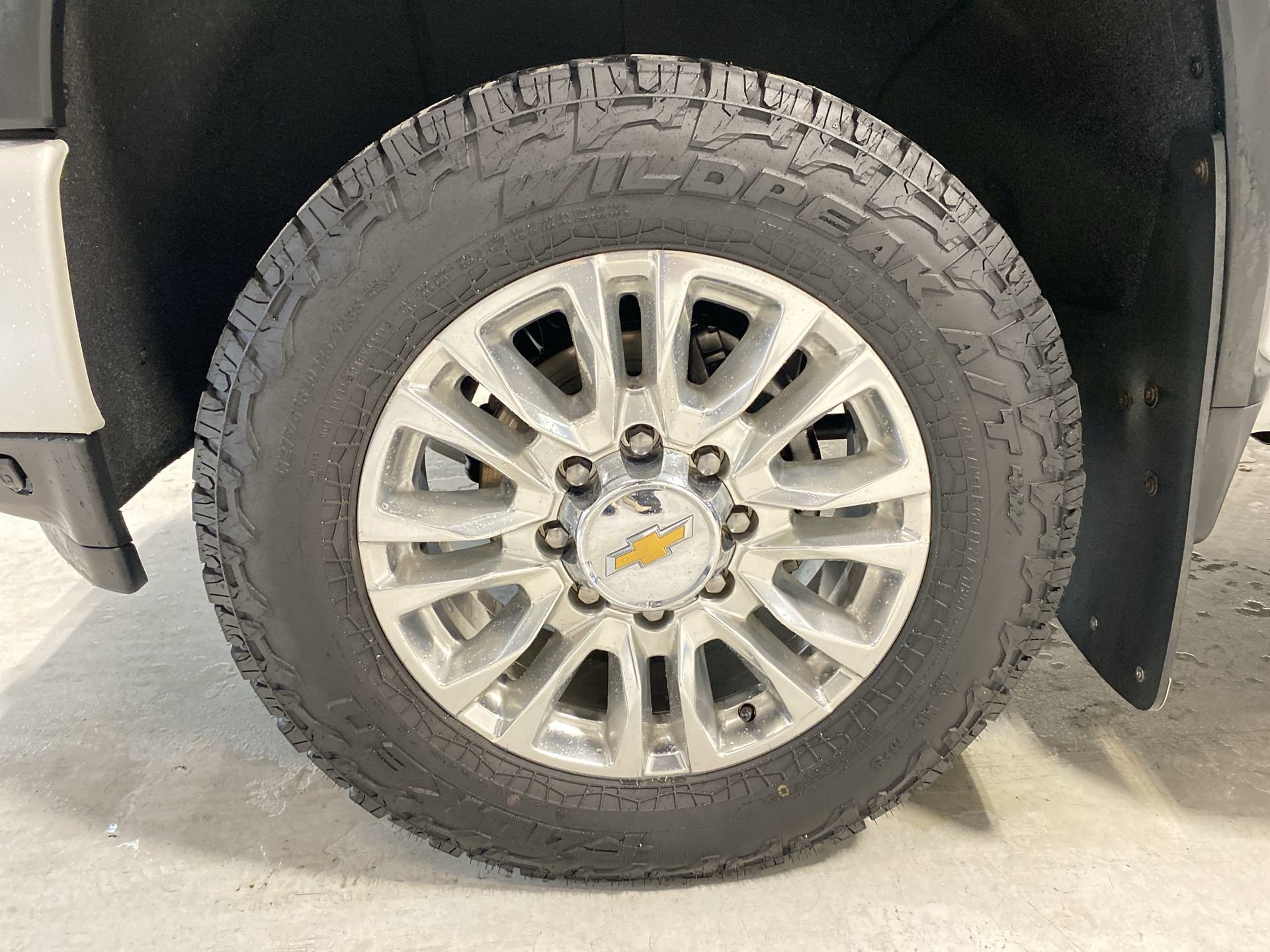 Used 2022 Iridescent Pearl Tricoat Chevrolet High Country image 32