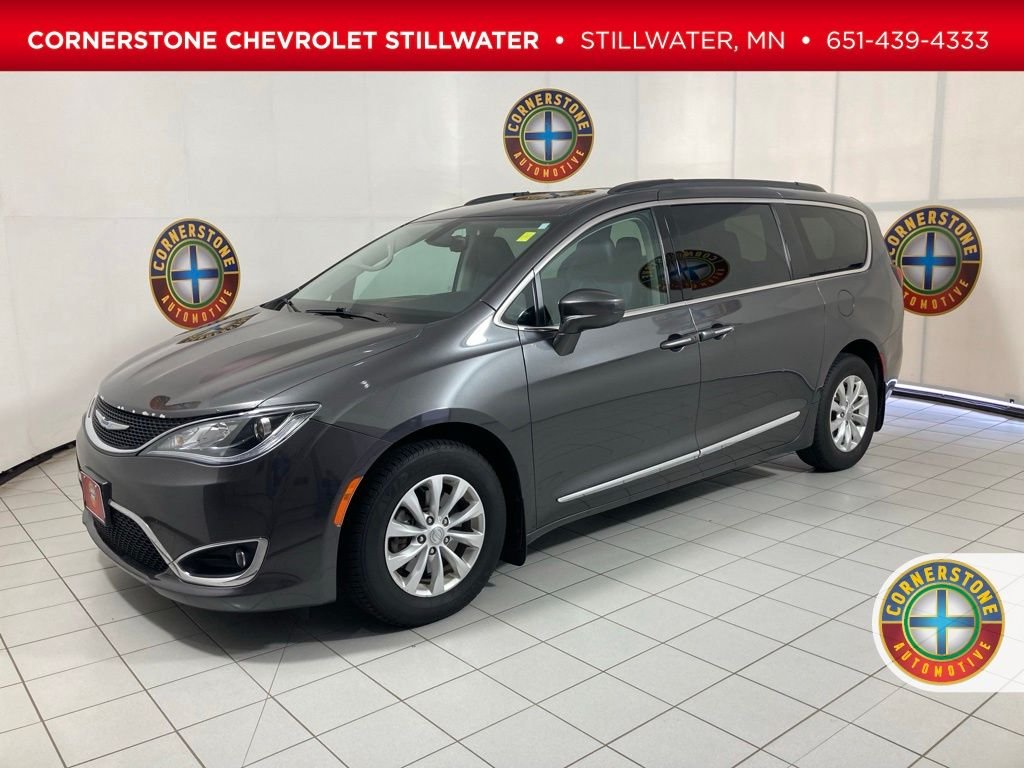 2017 Chrysler Pacifica Touring-L's photo