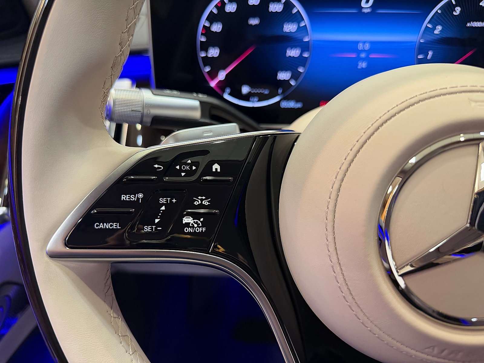 Certified Used 2026 MANUFAKTUR Moonlight White Metallic Mercedes-Benz 4MATIC® image 23