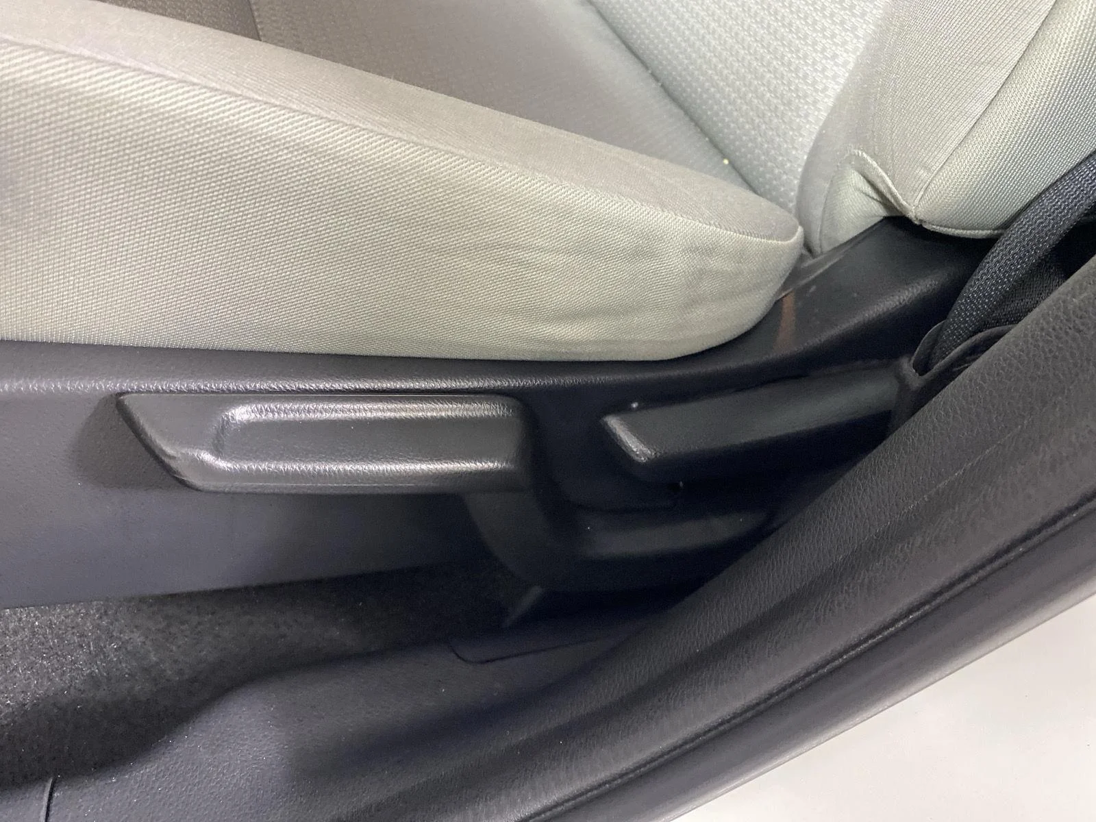 Used 2019 Platinum White Pearl Honda LX image 13