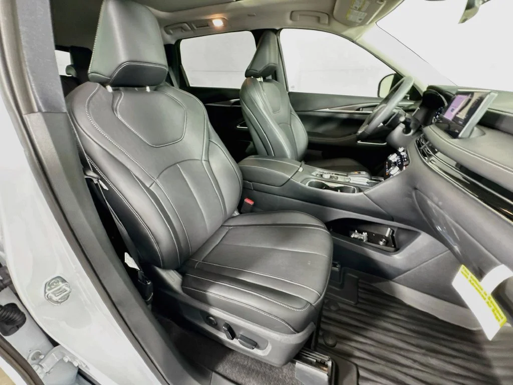 Certified Used 2027 White INFINITI LUXE image 40