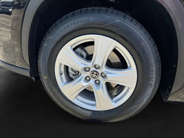 2025 Toyota Highlander LE - Photo 11