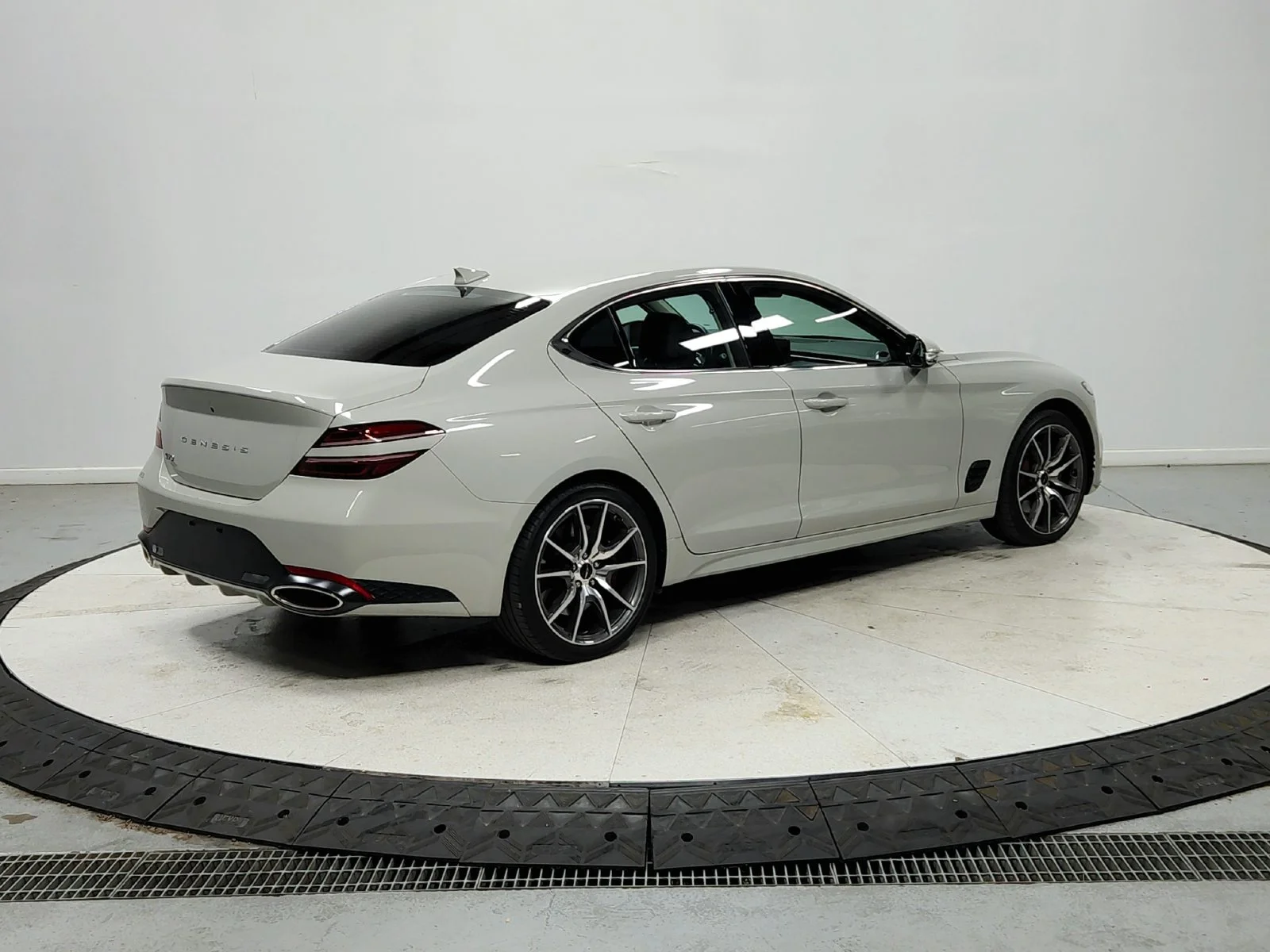 2025 GENESIS G70 Standard - Photo 8