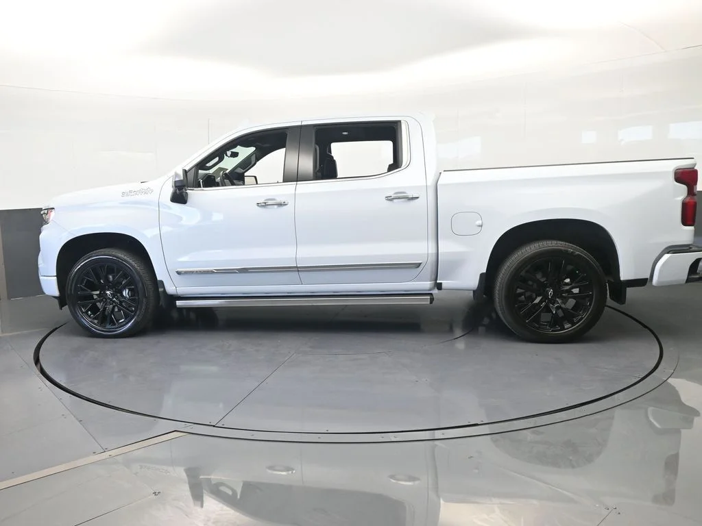 Used 2026 Summit White Chevrolet High Country image 2