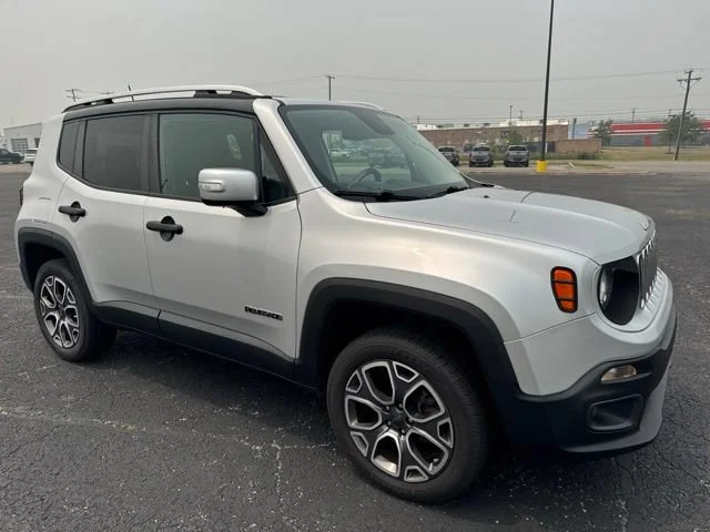 Used 2017  Jeep Limited image 3