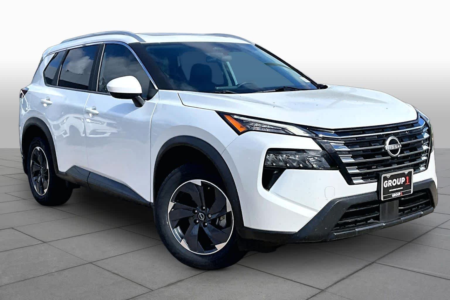Used 2024 Everest White Pearl Nissan SV image 3