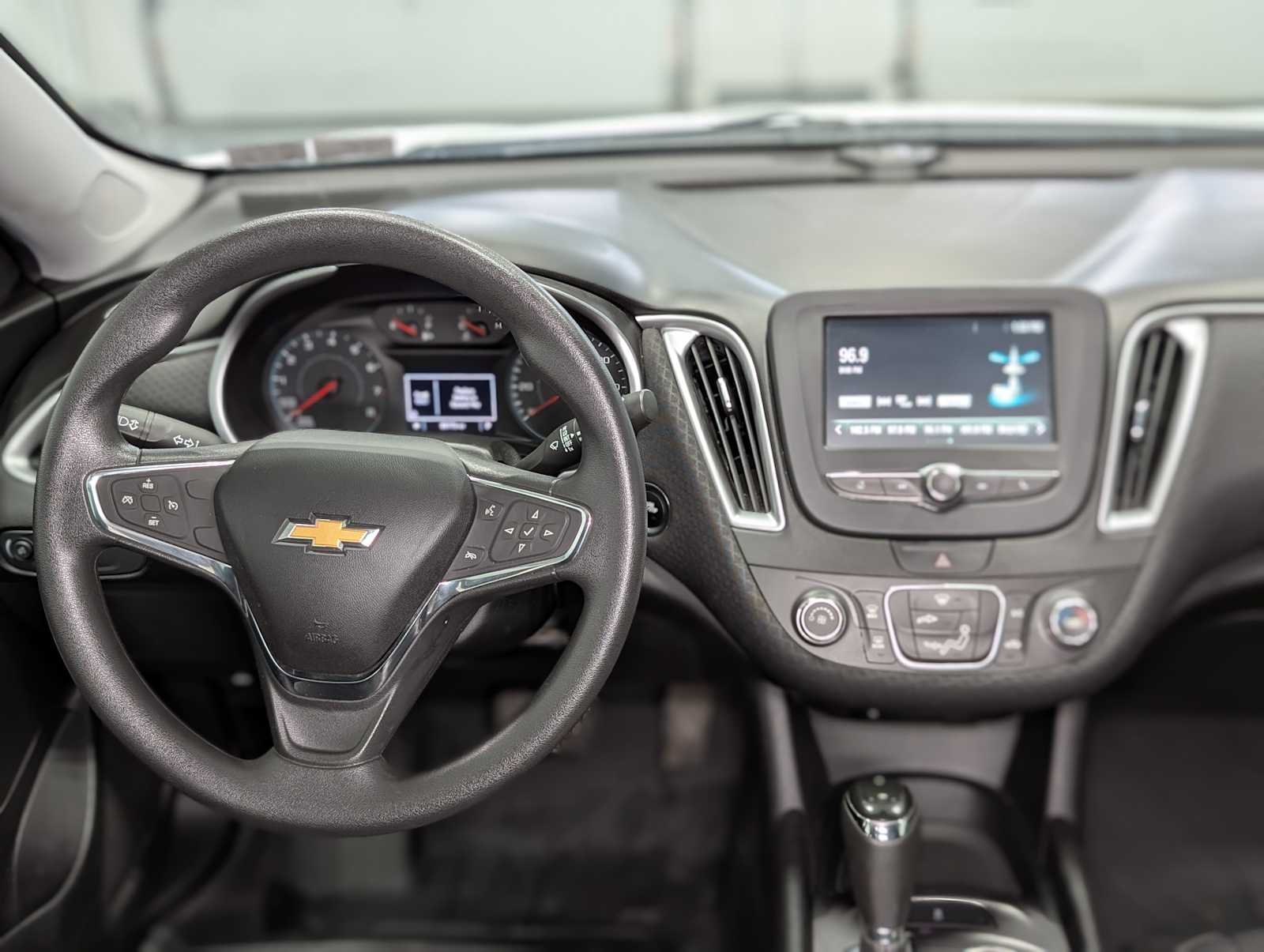 Used 2018 Summit White Chevrolet LS image 5