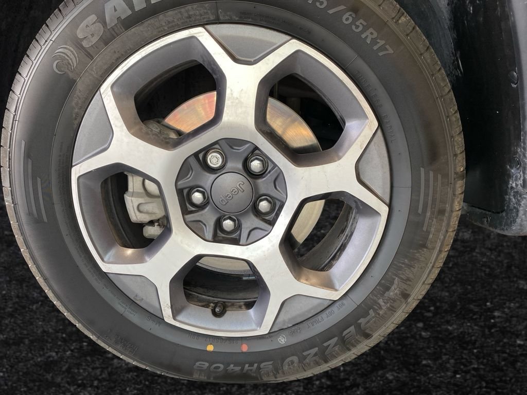 Used 2022 Silver Jeep Trailhawk image 24