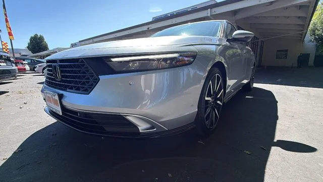 New 2026 Solar Silver Metallic Honda Touring Hybrid image 9