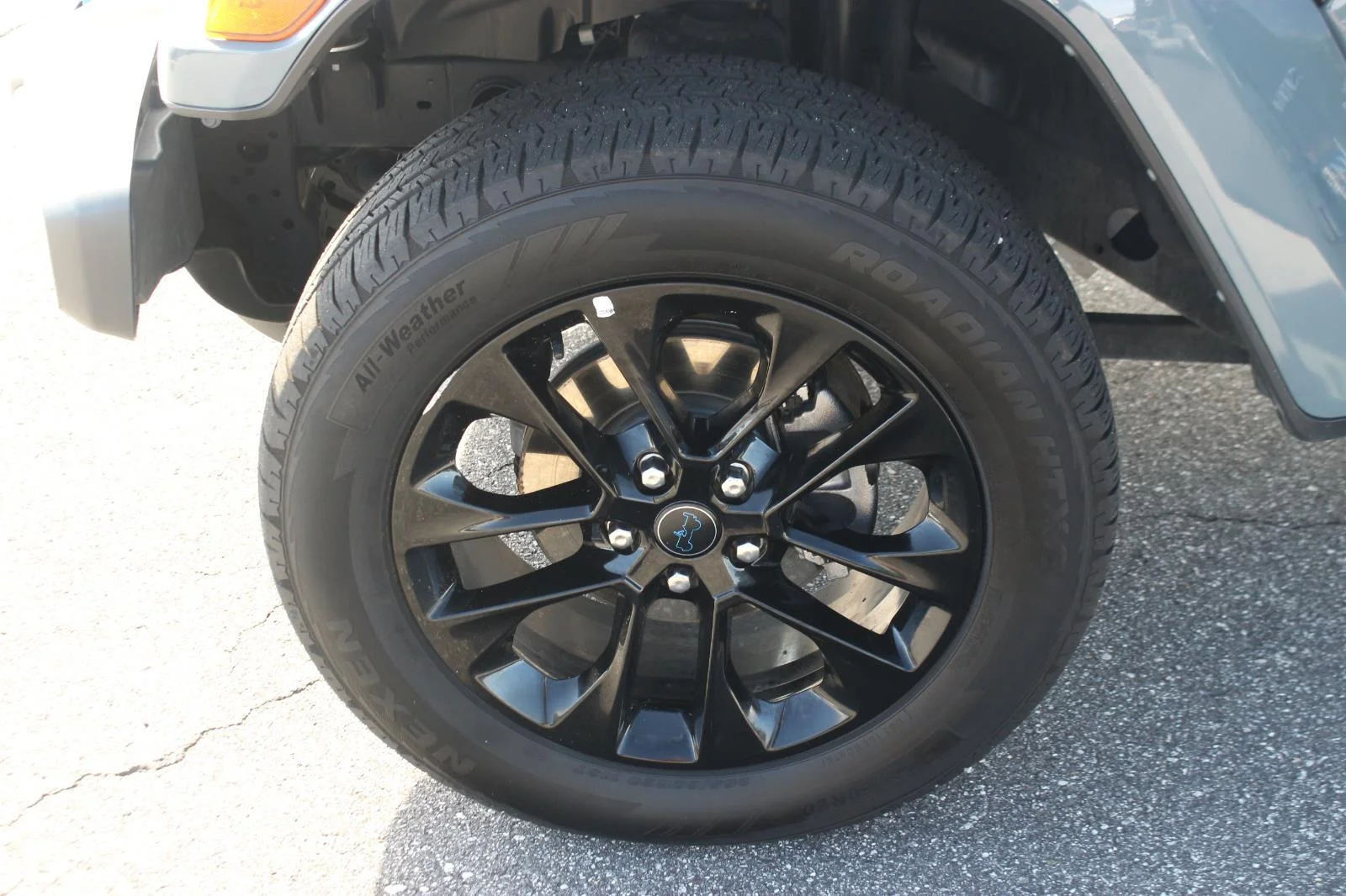 Used 2024 Grey Jeep Sahara image 37