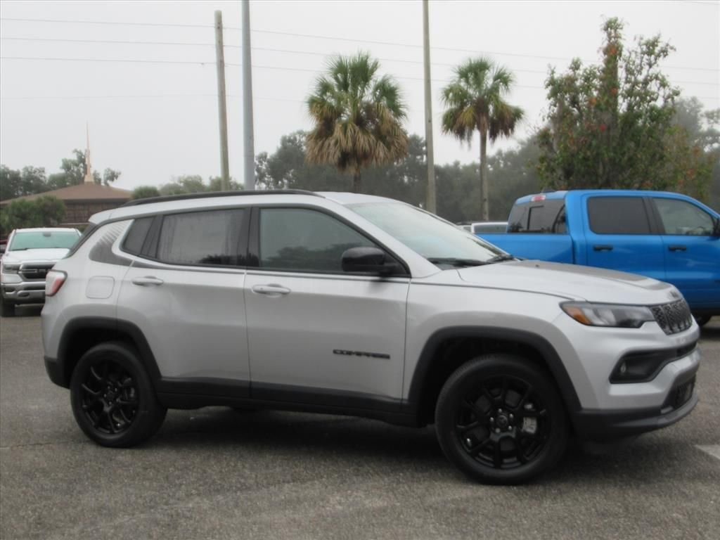 New 2026 Silver Zynith Metallic Clearcoat Jeep Latitude image 2