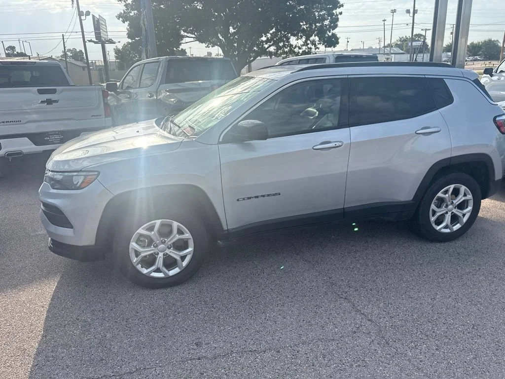 Used 2024 Silver Jeep Latitude image 8