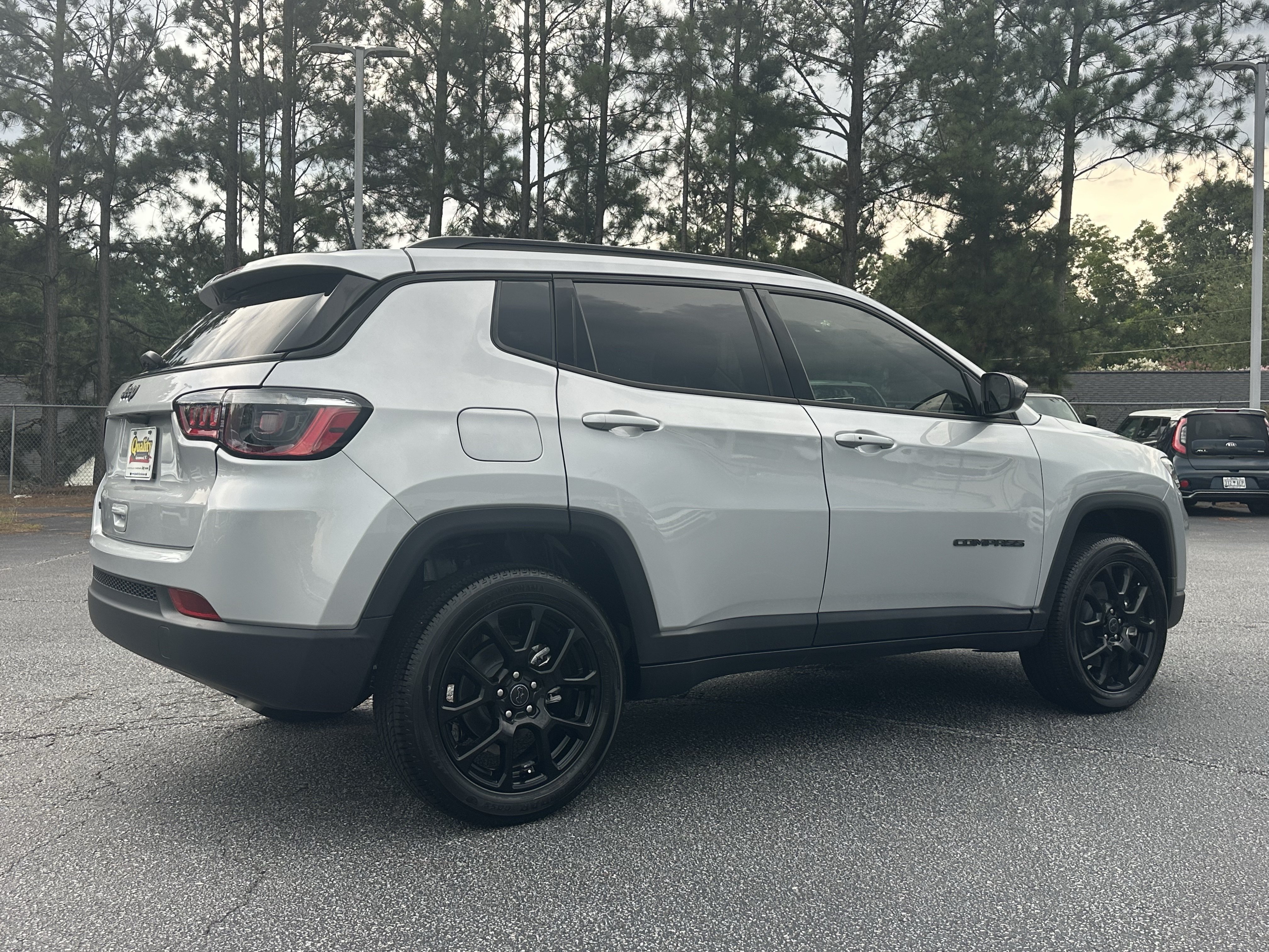 New 2026 Silver Zynith Metallic Clearcoat Jeep Latitude Altitude image 8