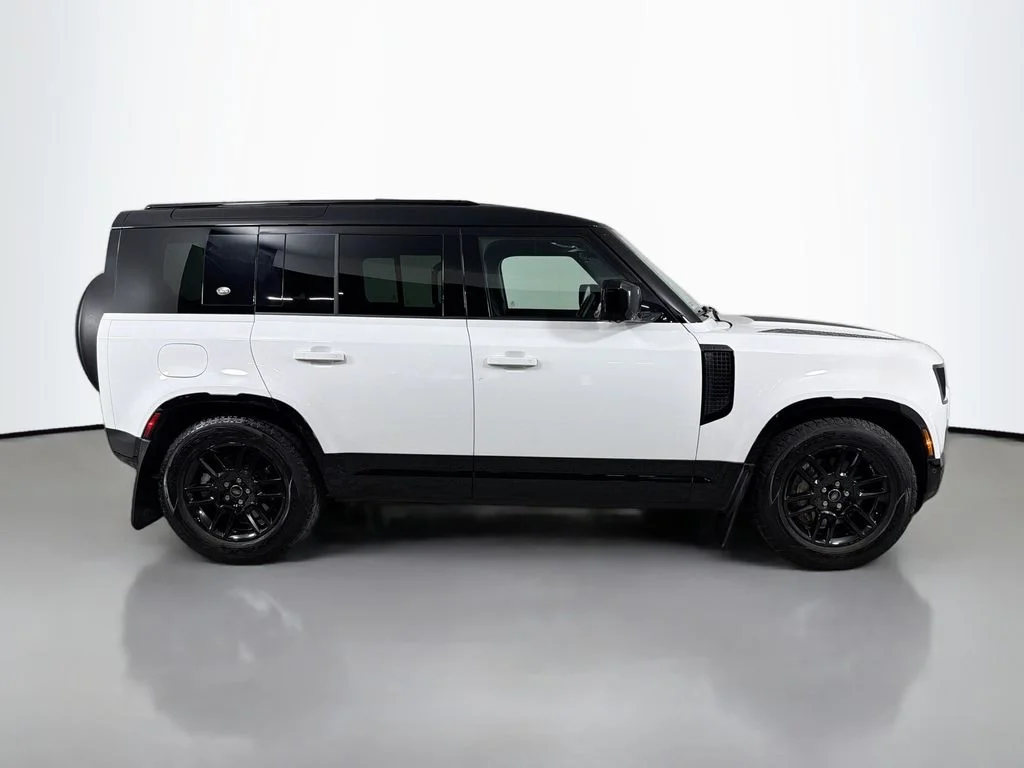 Used 2023 White Land Rover X-Dynamic SE image 4