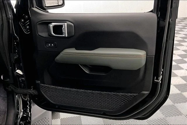 Used 2024 Black Clearcoat Jeep Mojave image 21