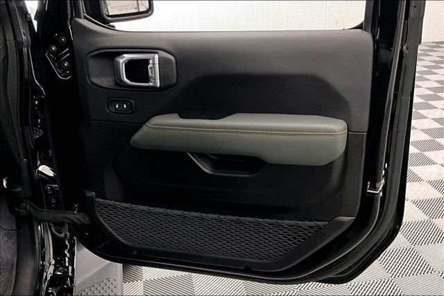 Used 2024 Black Clearcoat Jeep Mojave image 21