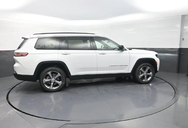 New 2026 Bright White Clear-Coat Exterior Paint Jeep Limited image 9