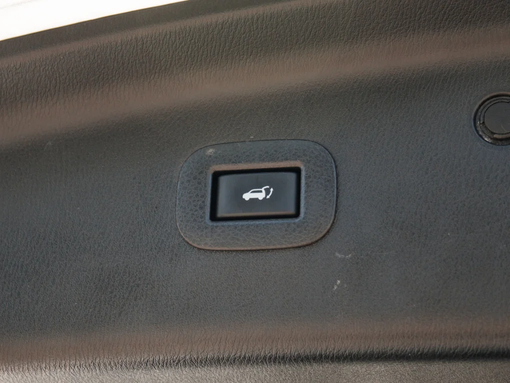Used 2023 Moonstone White INFINITI LUXE image 30