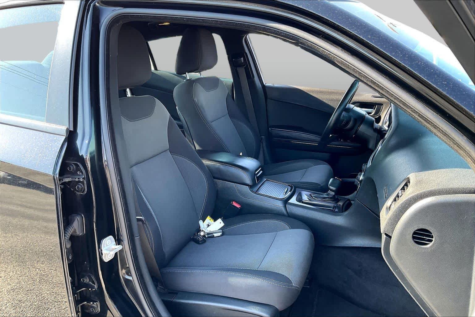 Used 2018 Pitch Black Clearcoat Dodge SXT image 9