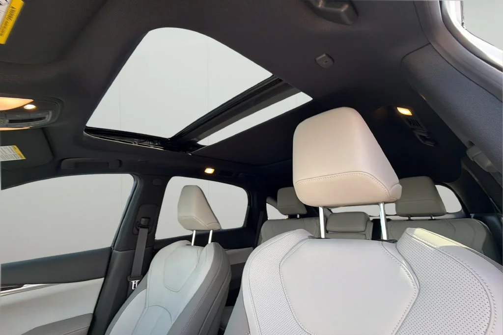 New 2027 2T RAD WHT INFINITI Sport AWD image 31