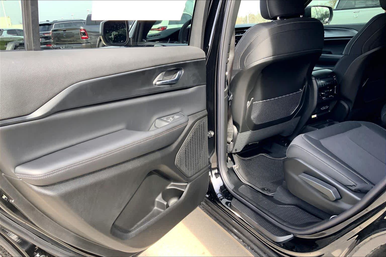New 2026 Diamond Black Crystal Pearl-Coat Exterior Paint Jeep Laredo X image 18