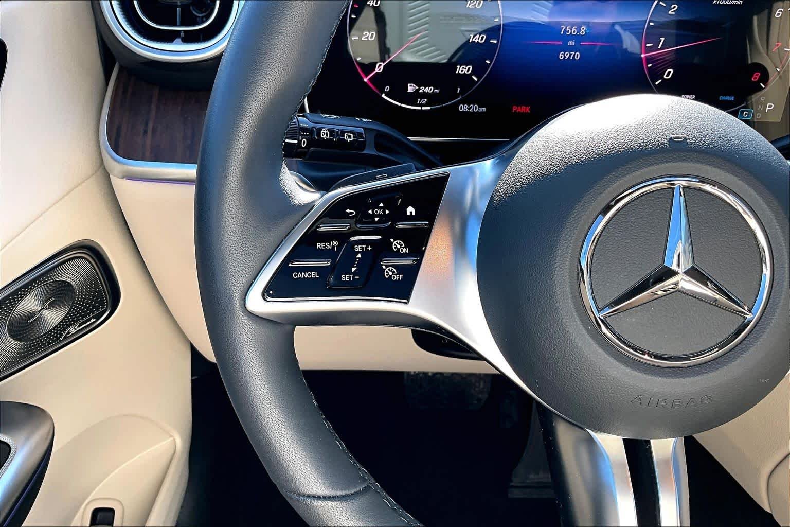 New 2026 Polar White Mercedes-Benz GLC 300 image 23