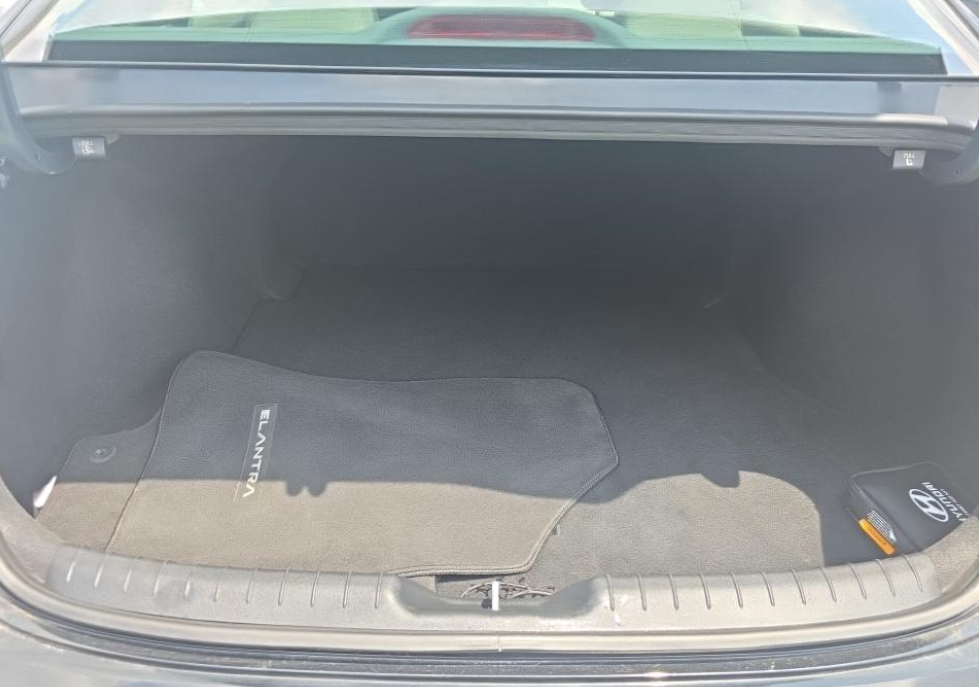Used 2023 Black Hyundai SEL image 18