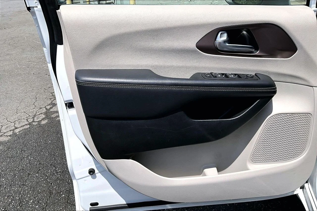Used 2023 White Chrysler LX image 25