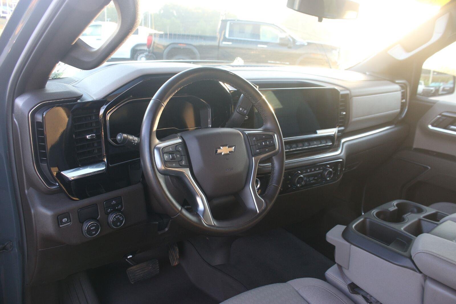 Used 2025 Cypress Gray Chevrolet LT image 17