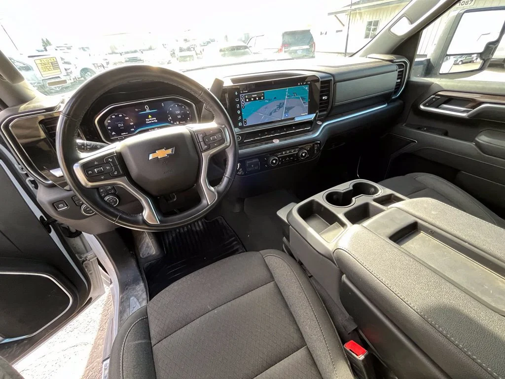 Used 2025 Summit White Chevrolet LT image 10
