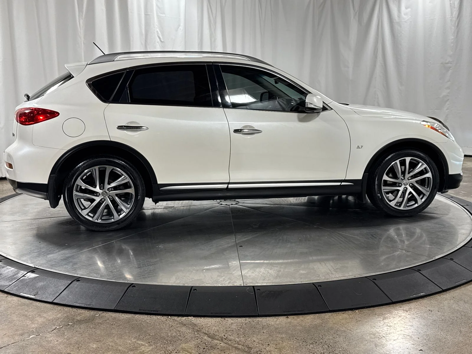 Used 2017 White INFINITI Base image 6
