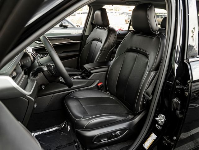 Used 2022 Diamond Black Crystal Pearlcoat Jeep Limited image 14