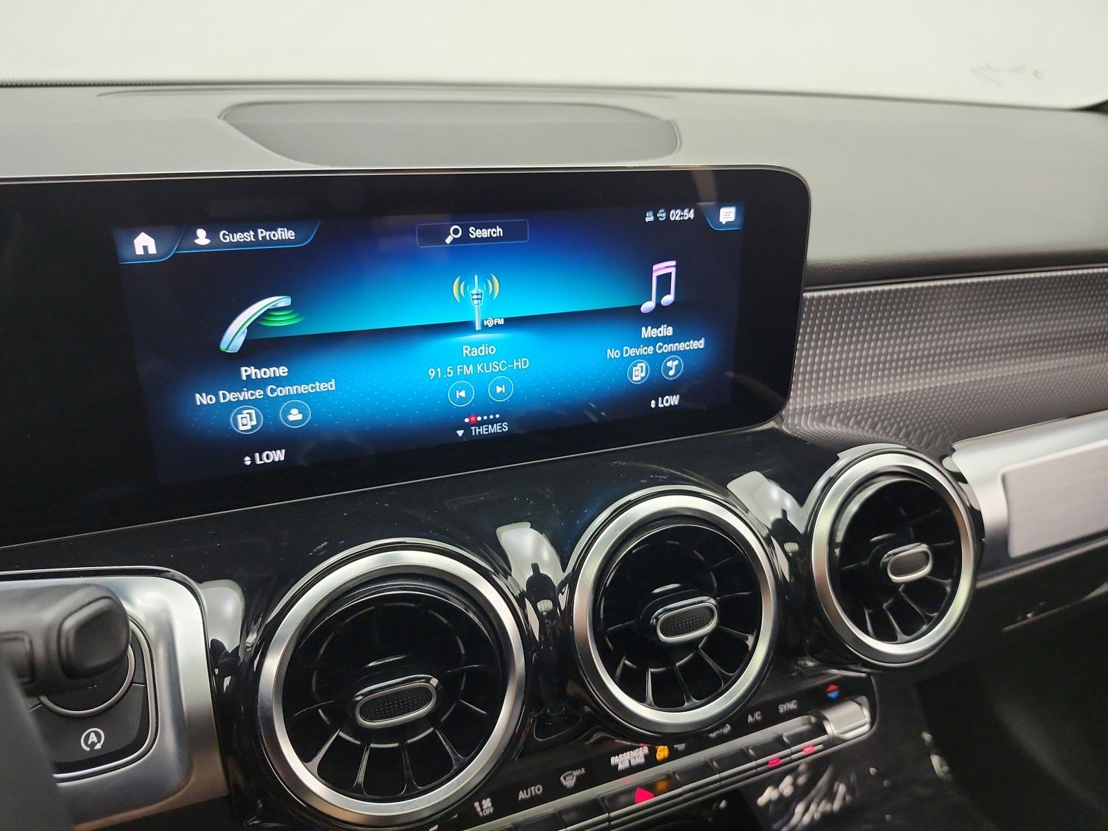 Used 2022 Digital White Metallic Mercedes-Benz GLB 250 SUV image 10