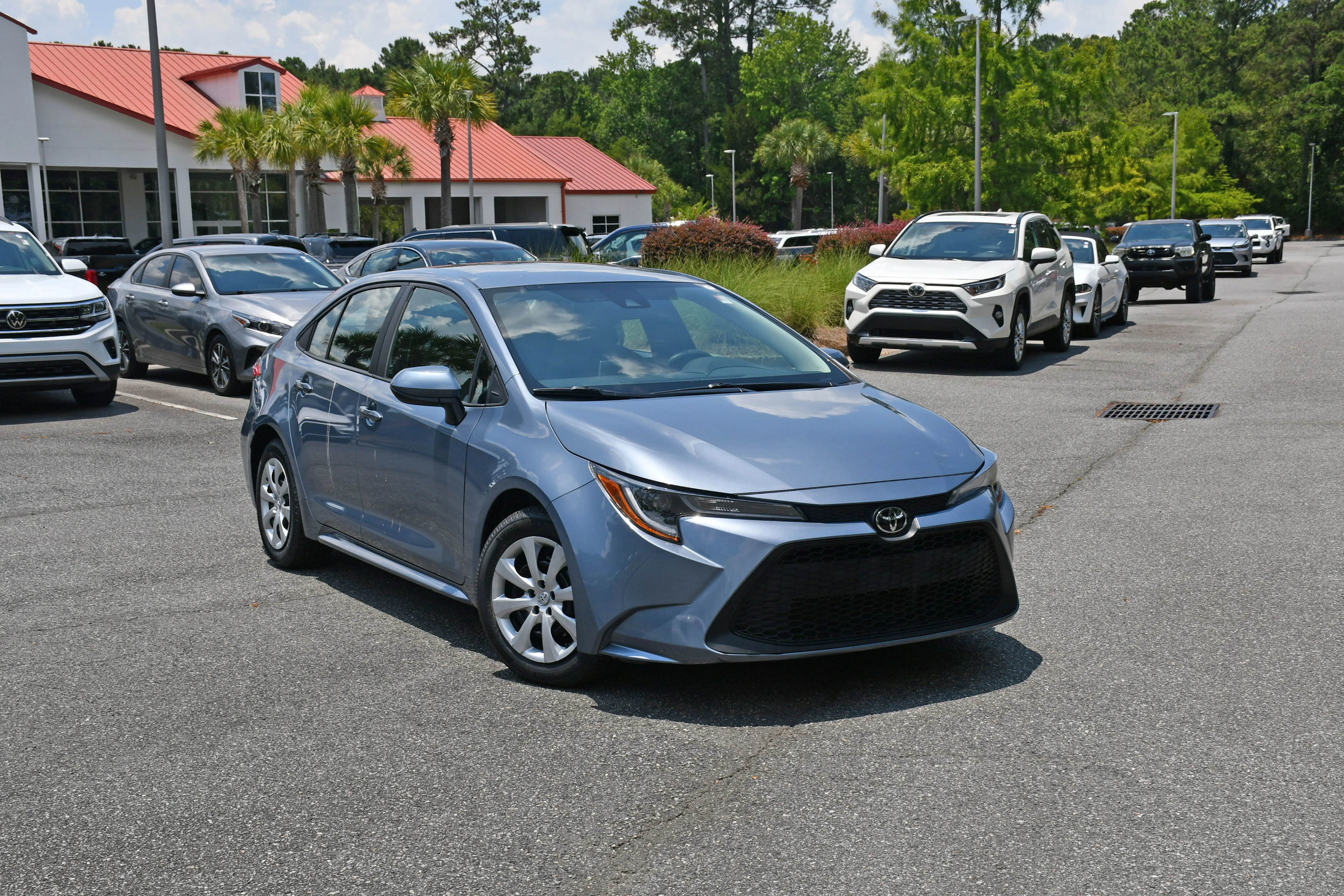 Certified Used 2020  Toyota LE image 4