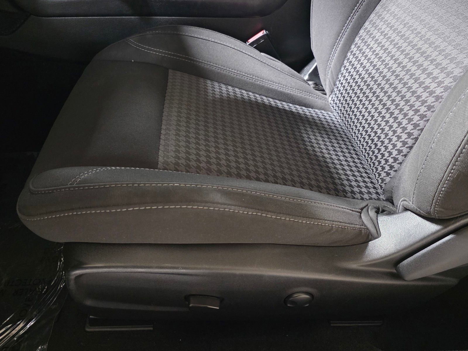 Used 2022  Dodge SXT image 21