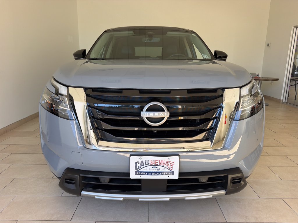 Used 2024 2t Gry Blk Roof Nissan Platinum image 3