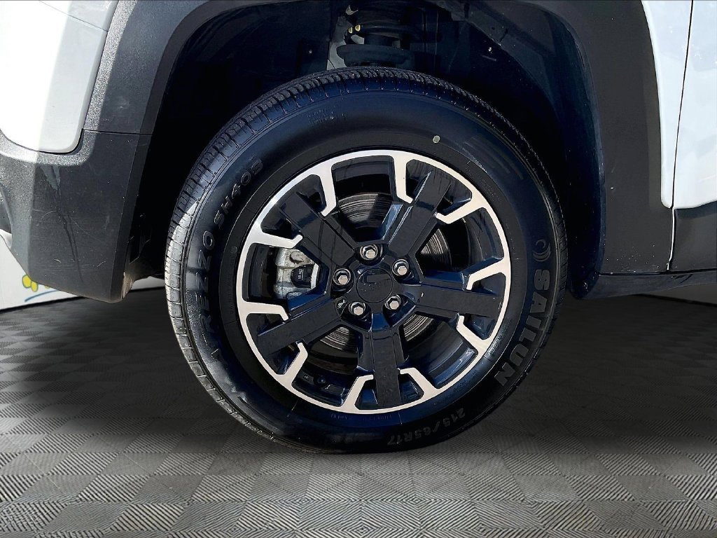 Used 2023 White Jeep Latitude image 22