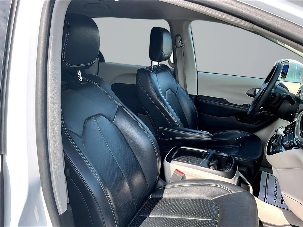 Used 2022 White Chrysler Touring L image 7