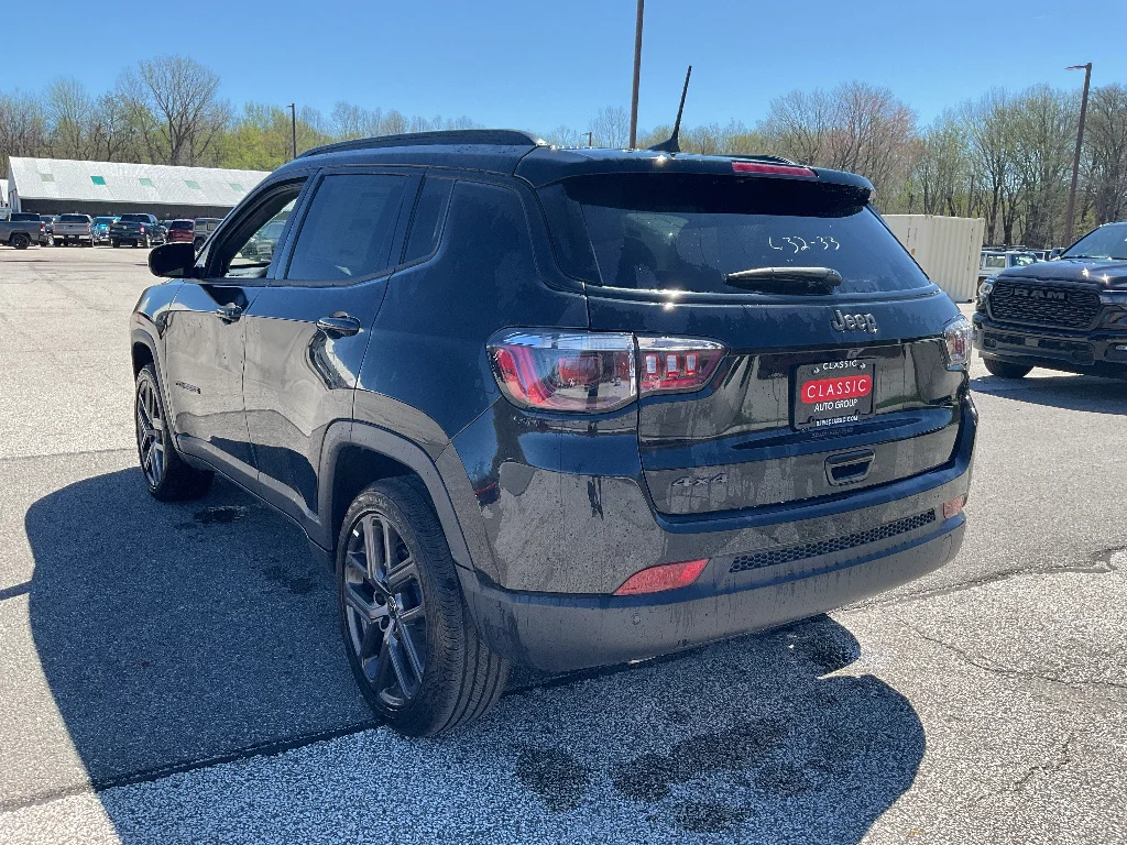 New 2026 Diamond Black Crystal Pearl-Coat Exterior Paint Jeep Limited Altitude image 5