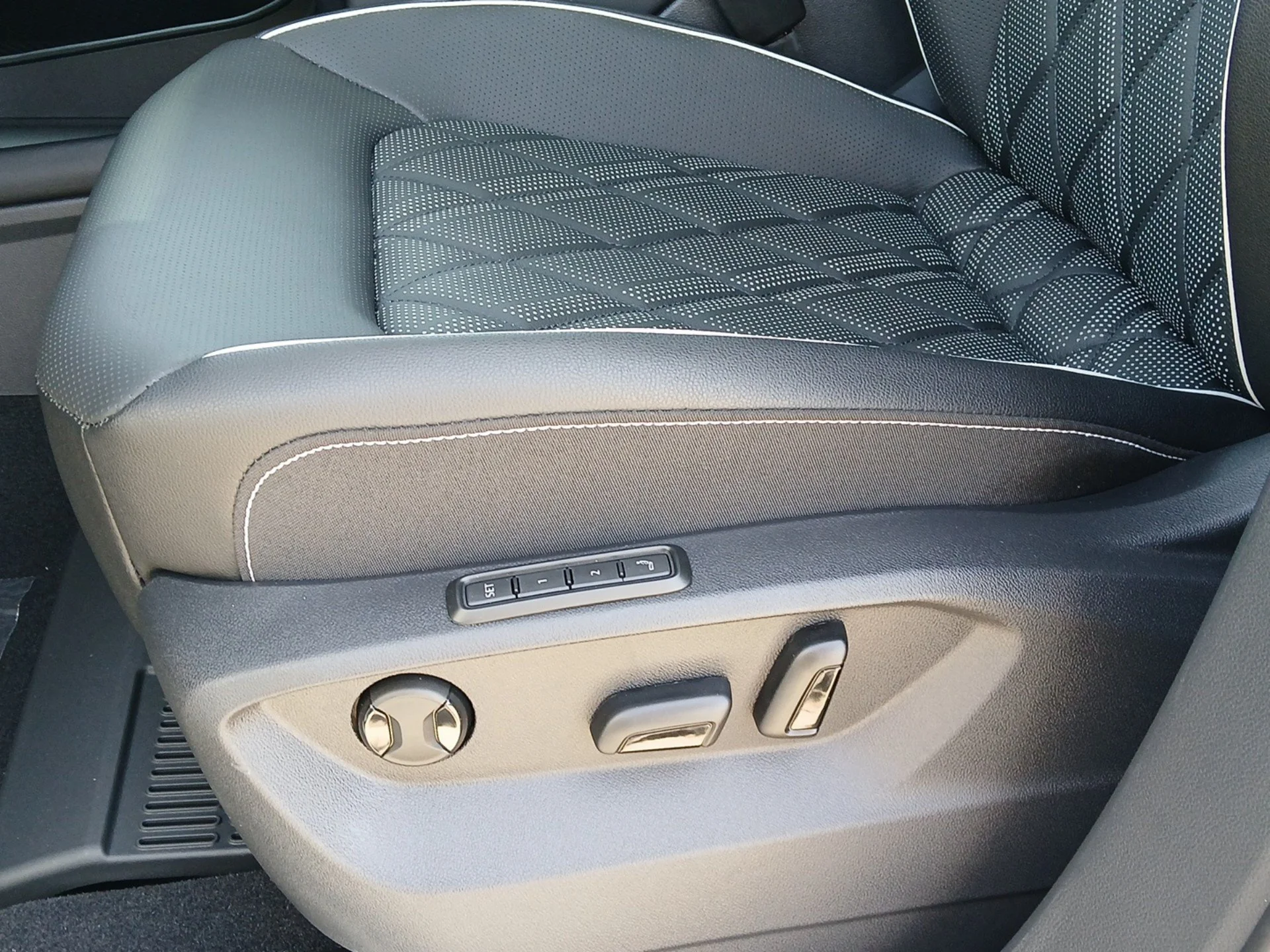 New 2026 Opal White Pearl Volkswagen 2.0T SEL Premium R-Line image 19
