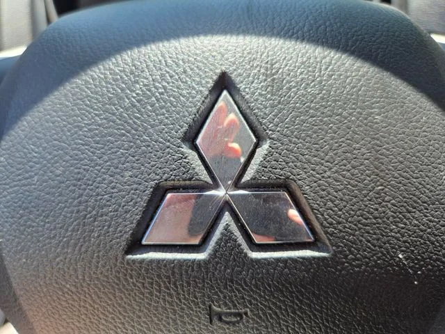 Used 2024 White Mitsubishi  image 31